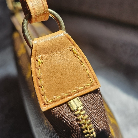 Authentic Louis Vuitton Pochette Accessoire Monogram- Excellent Condition - Picture 5 of 16